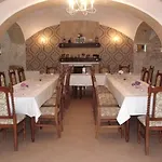 Dvur 3*